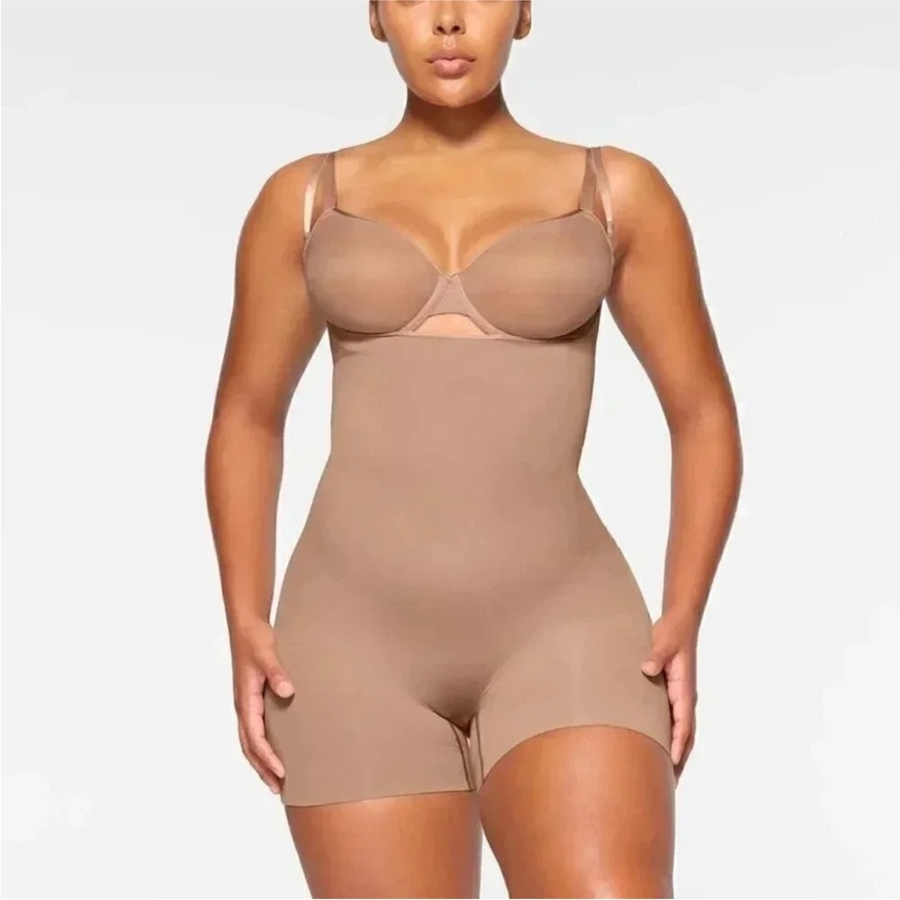 NWOT SKIMS OPEN BUST SHORTIE BODYSUIT MIDTHIGH BODYSUIT Medium